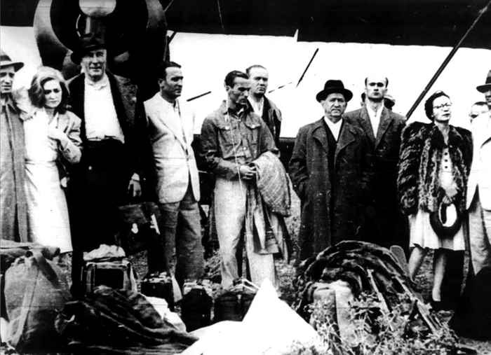 Reconstituire în faţa avionului: Arhiva foto a Memorialului Sighet, fond Cicerone Ioniţoiu