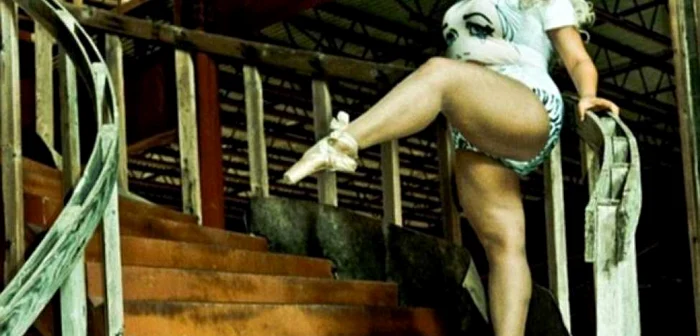 Ca dansatoare de burlesque, spectacolele Verei sunt centrate pe elemente din balet şi spectatorii sunt uimţi de uşurinţa şi graţia cu care dansează pe poante chiar dacă nu este o firavă. FOTO Instagram