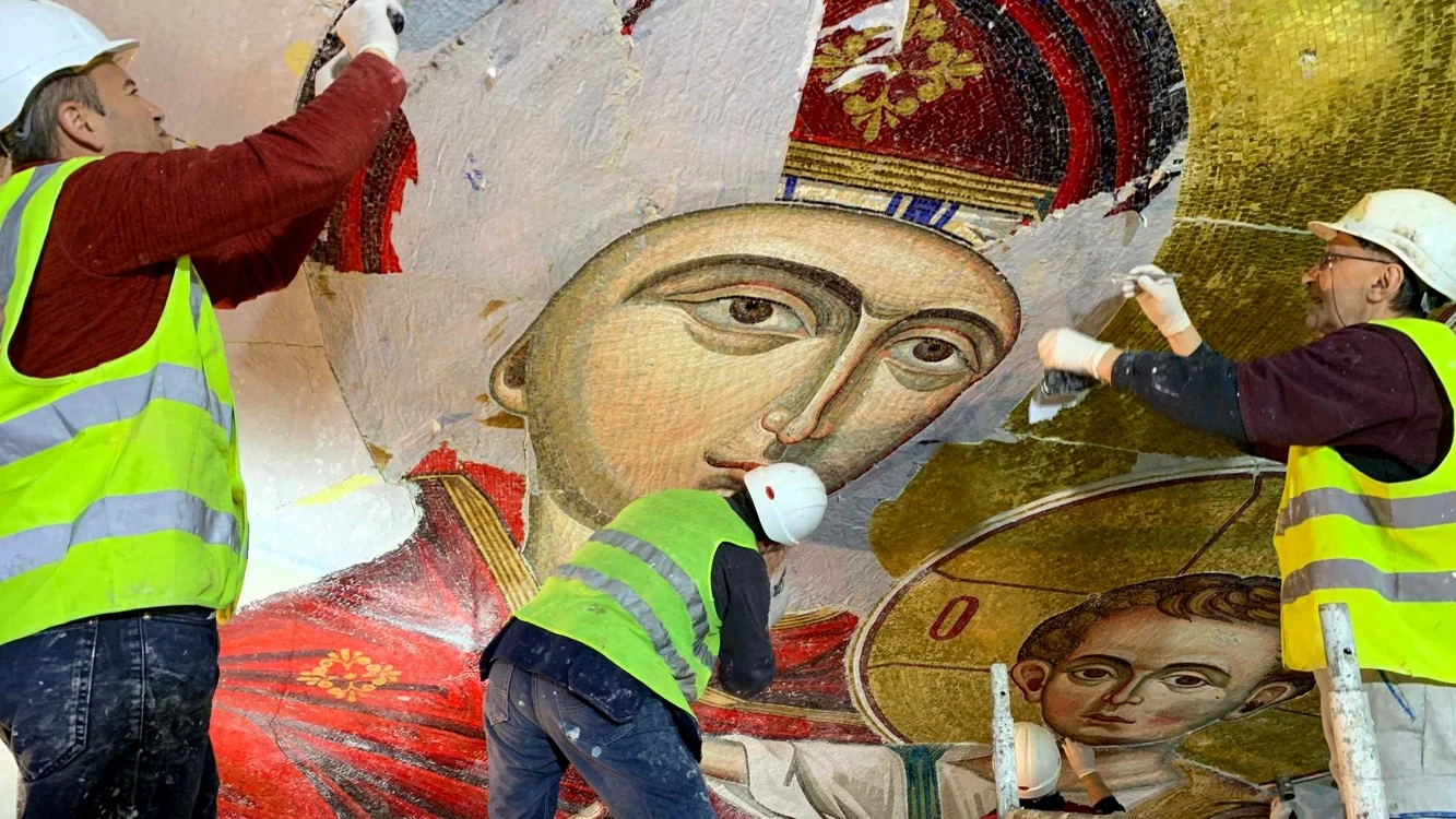 
    Altarul, o veritabilă  operă de artă   