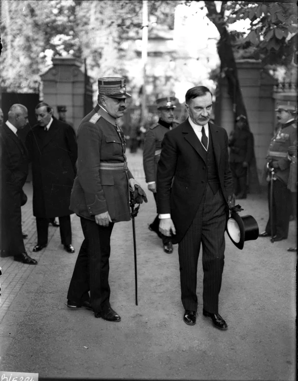 Maniu ieşind de la Palatul Regal (negativ pe sticlă,  fondul Iosif Berman)