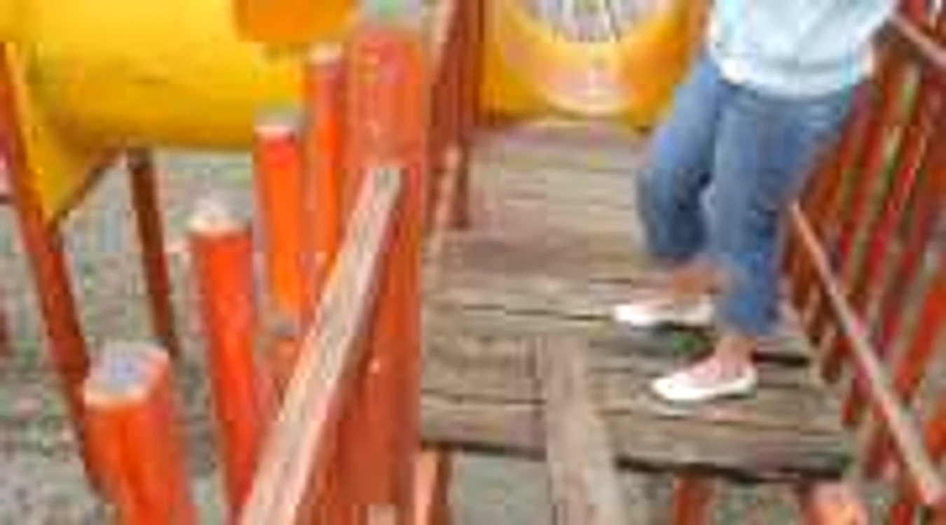 Mobilierul din unele spaţii de joacă arată ca după război, deşi a fost montat în ultimii ani
