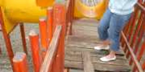 Mobilierul din unele spaţii de joacă arată ca după război, deşi a fost montat în ultimii ani