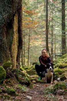 Principele Nicolae şi logodnica Alina Maria Binder drumetie in padure (1) jpeg