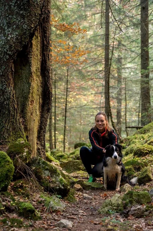 Principele Nicolae şi logodnica Alina Maria Binder drumetie in padure (1) jpeg