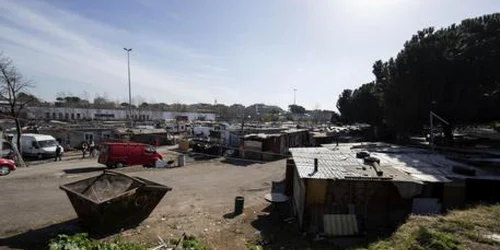 Tabara de romi din Napoli FOTO Ansa