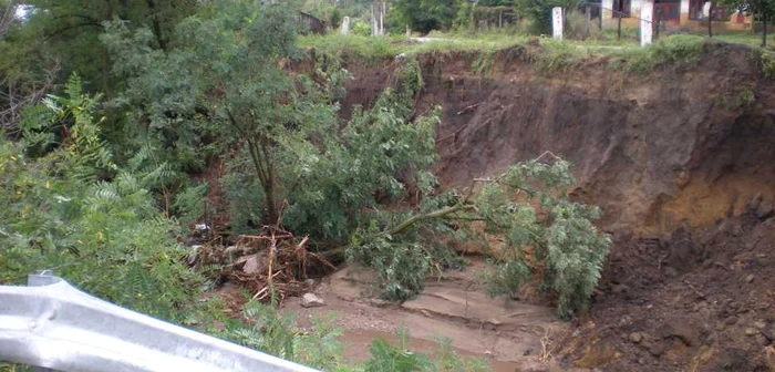 Inundaţiile au rupt mai multe drumuri judeţene la Suceveni. Foto: Adevărul