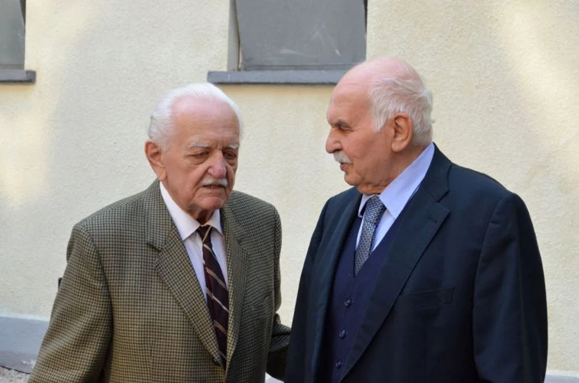 László Regéczy-Nagy (în stânga),  fost participant la Revoluţia din 1956,  a petrecut 15 ani în închisoare. Astăzi,  este preşedintele Comisiei pentru Justiţie Istorică.