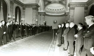 Nicolae Ceaușescu, în fosta Sală a Tronului   în capăt se observă bolta sub care se afla cupola sprijinită pe patru coloane unde se afla fotoliul ce simboliza Tronul   vorbindu le ambasadorilor străini cu ocazia Anului Nou, la 30 decembrie 1968 jpeg