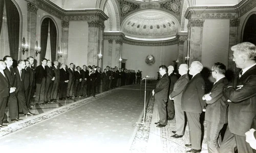 Nicolae Ceaușescu, în fosta Sală a Tronului   în capăt se observă bolta sub care se afla cupola sprijinită pe patru coloane unde se afla fotoliul ce simboliza Tronul   vorbindu le ambasadorilor străini cu ocazia Anului Nou, la 30 decembrie 1968 jpeg