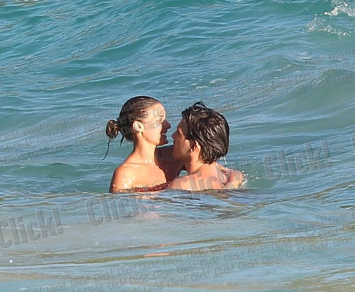 
    Olivia Palermo şi iubitul ei, scene tandre în mare. (Foto: Splash)  