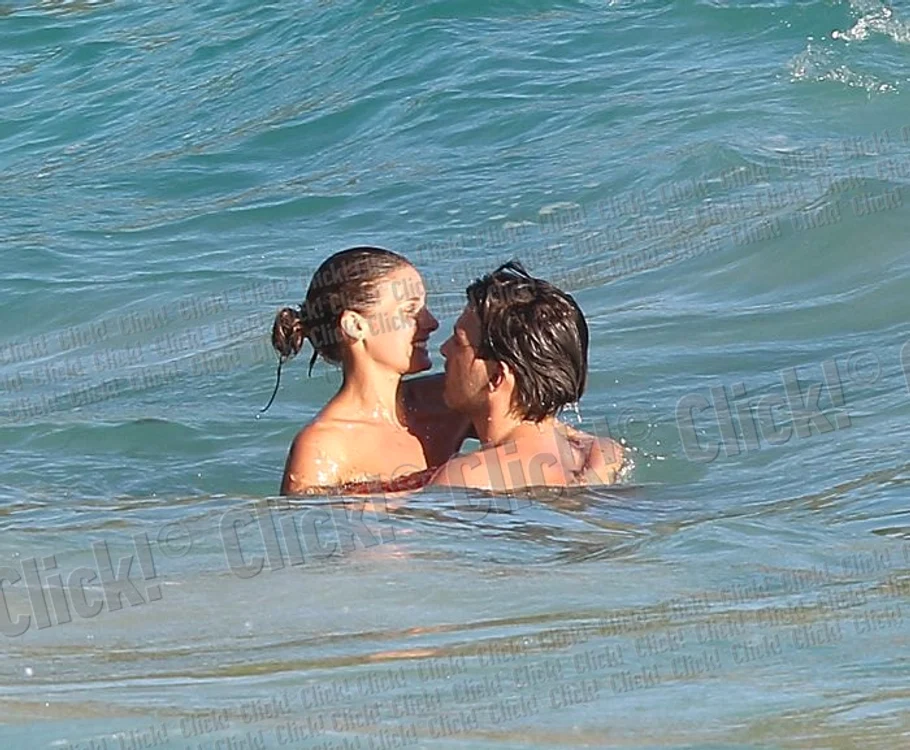 
    Olivia Palermo şi iubitul ei, scene tandre în mare. (Foto: Splash)  