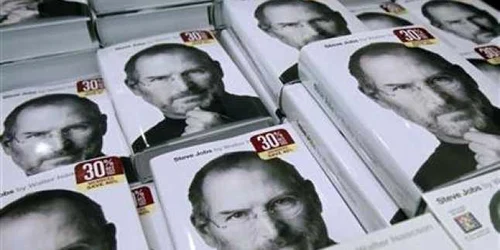 Cartea biografică a lu Steve Jobs, în topul celor mai vândute cărţi