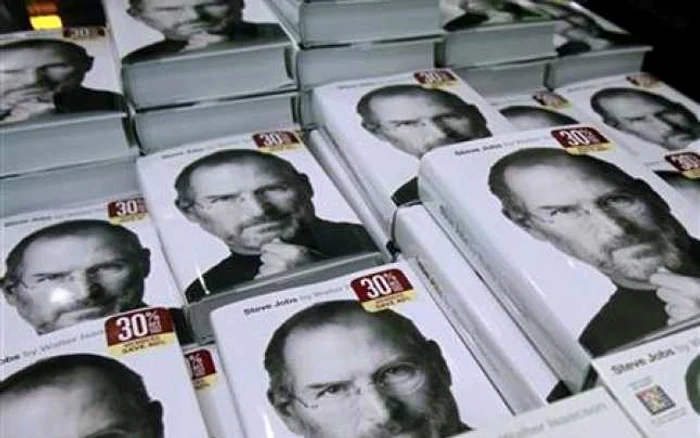 Cartea biografică a lu Steve Jobs, în topul celor mai vândute cărţi