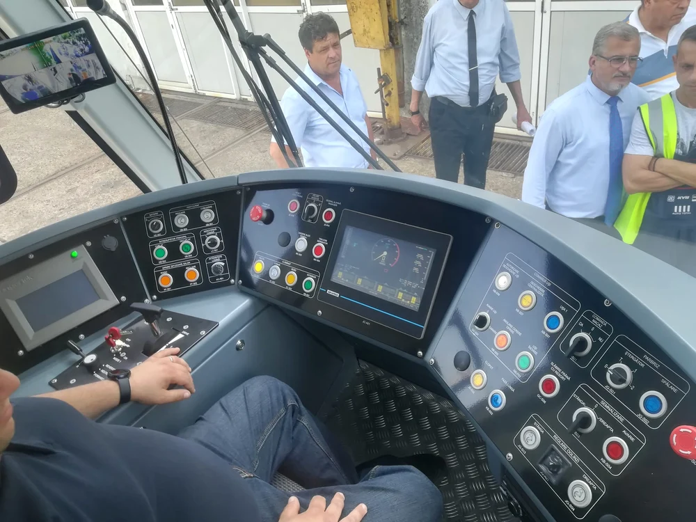 Vatmanul are la dispoziție un bord ca la avioane