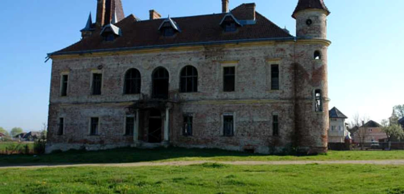 Cel mai degradat castel din Maramureş este cel din Pribileşti