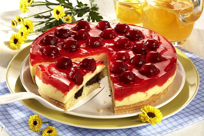 tort de budinca de vanilie si cirese jpeg
