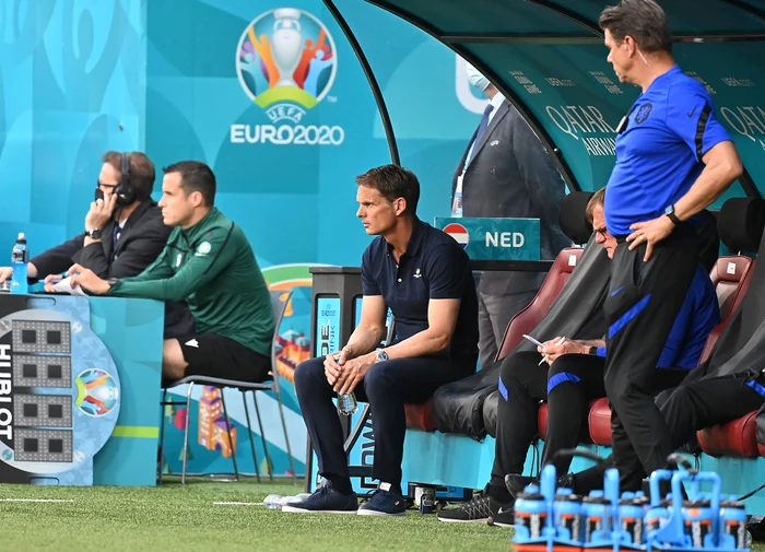 Frank de Boer n-a găsit soluții la apatia echipei saleFoto: EPA-EFE