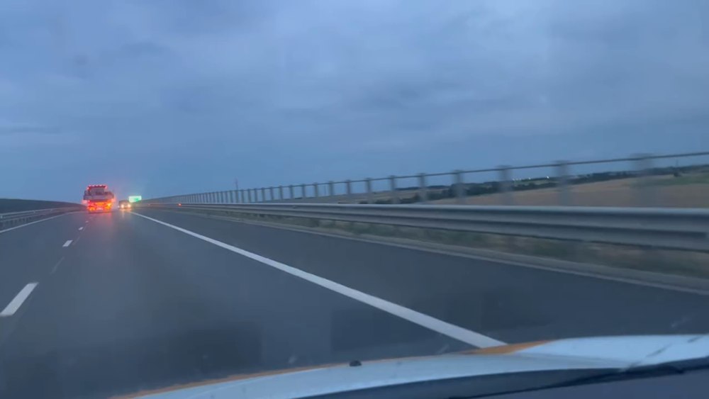 Șofer pe contrasens, pe autostradă. Staționa pe banda de urgență. „Toată lumea merge greșit, numai tu mergi bine?“ VIDEO