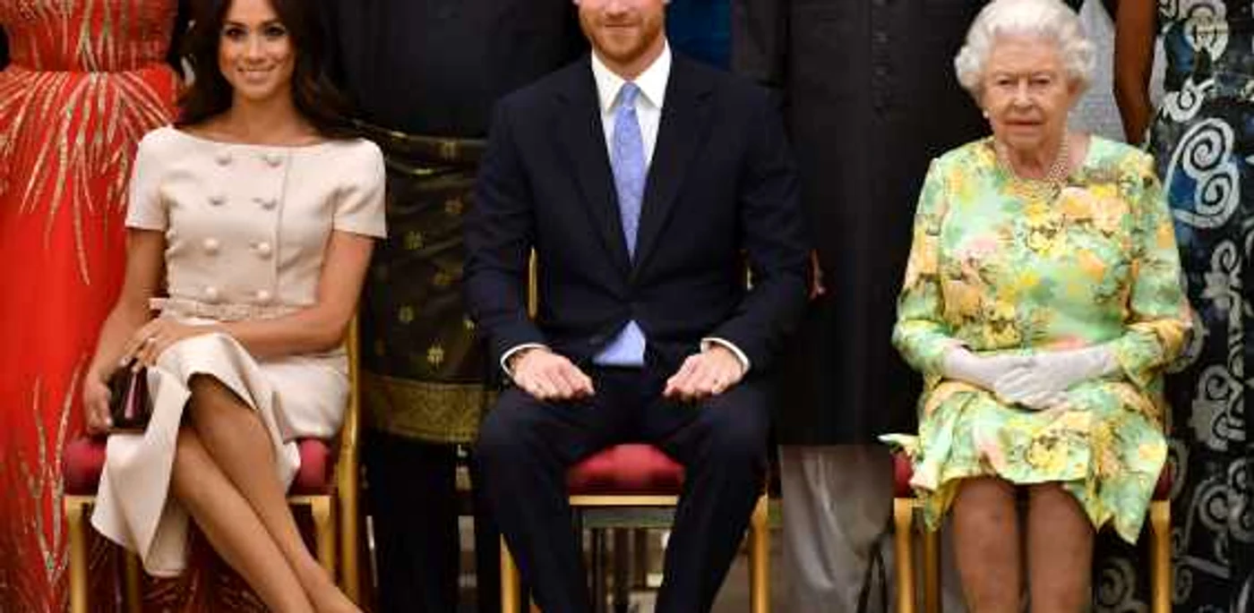 Ducesa Meghan, alături de prinţul Harry şi Regina Elisabeta a II-a FOTO Guliver/Getty Images