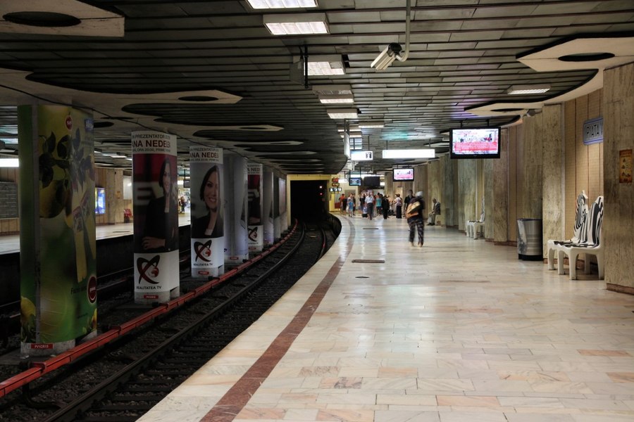 Femeia care s-a aruncat  pe șinele de metrou la stația Crângași a murit. Cazul, preluat de Serviciul Omoruri