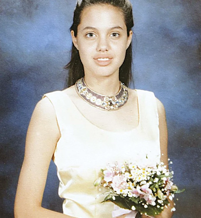 
    1998- Angie, la 14 ani,  într-o rochie de satin  