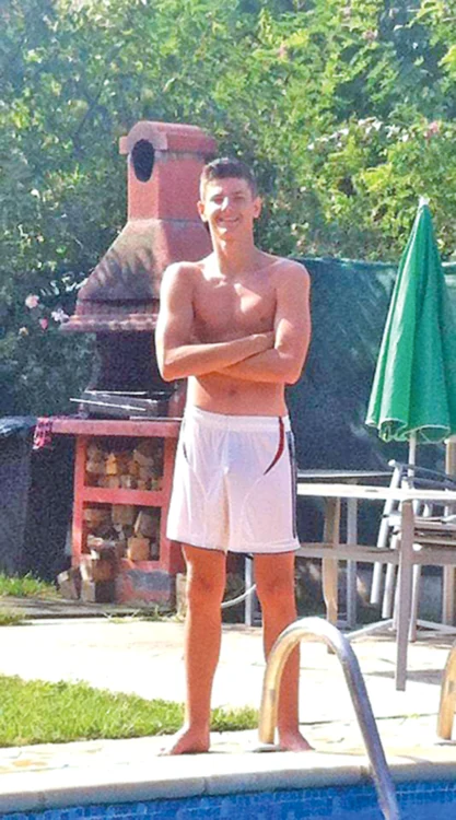 Tânărul Hristu a practicat sport, apoi a făcut chitară şi acum actorie