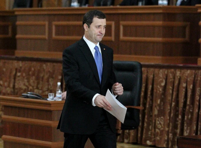 Vlad Filat, după ce a prezentat raportul Guvernului în plenul Parlamentului. Foto: Tudor Iovu
