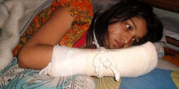 Femeia a rămas fără degetele de la o mână, fiindu-i tăiate chiar de soţul său, pentru că a vrut să înveţe să scrie