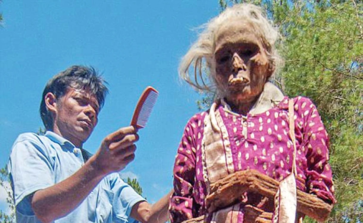 Incredibil! În fiecare an, în satul Toraja are loc un ritual ciudat care a şocat planeta