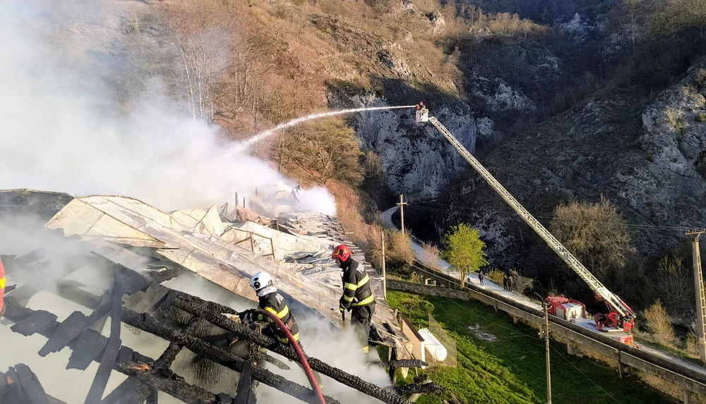 Acoperișul s-a făcut scrum. FOTO ISU Vâlcea
