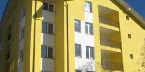 Clădirile stau goale, iar cei de la Primăria nu fac nimic