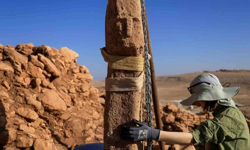 Un stâlp sculptat cu un chip uman, vechi de 11.000 de ani, descoperit (© Ministerul Culturii și Turismului din Turcia)