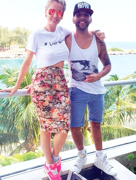 Andreea Bănică (36 de ani). Solista și-a afișat “sulițele” la Miami, la o întâlnire cu rapper-ul brazilian Aggro Santos