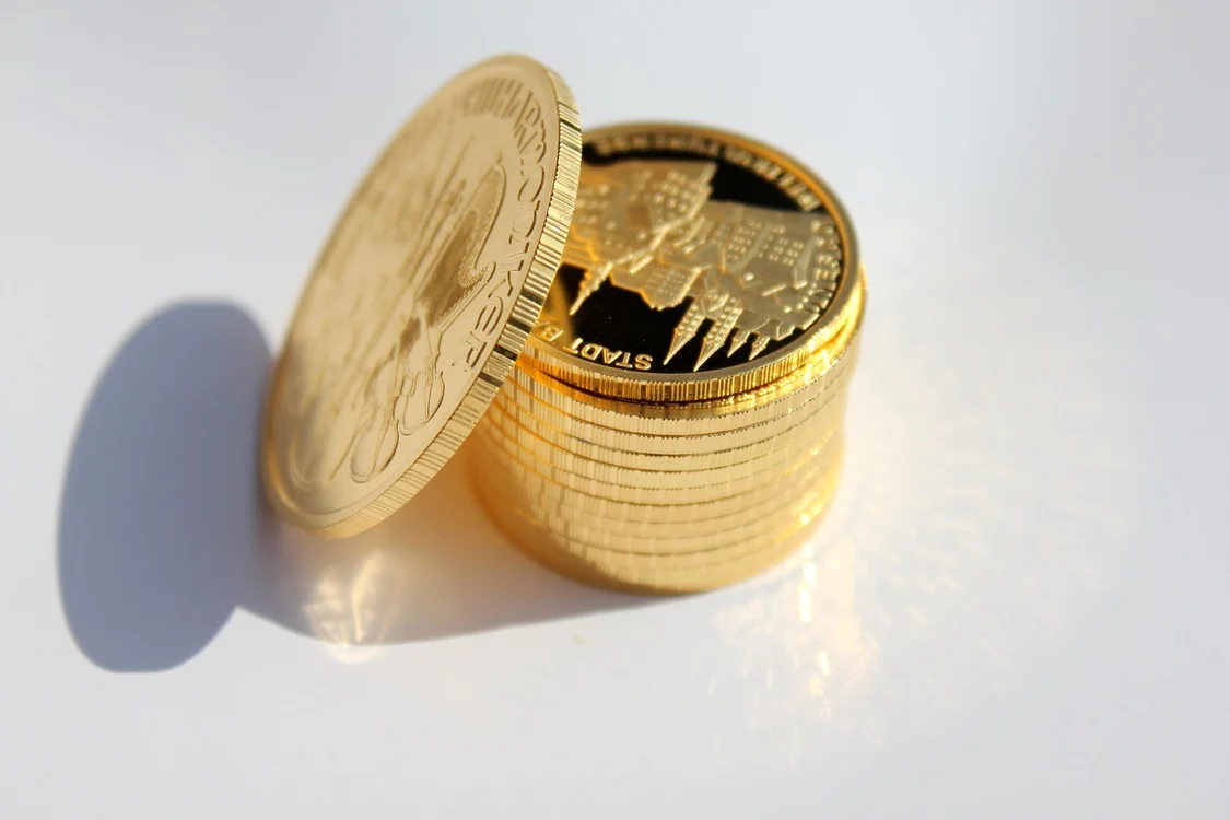 O femeie a plătit 3.300 de euro pentru o monedă de aur, dar a primit un castravete / FOTO: Pixabay