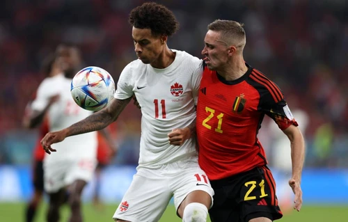 Atacantul canadian Taijon Buchanan în duel cu fundașul belgian Timothy Castagne. Foto: EPA-EFE