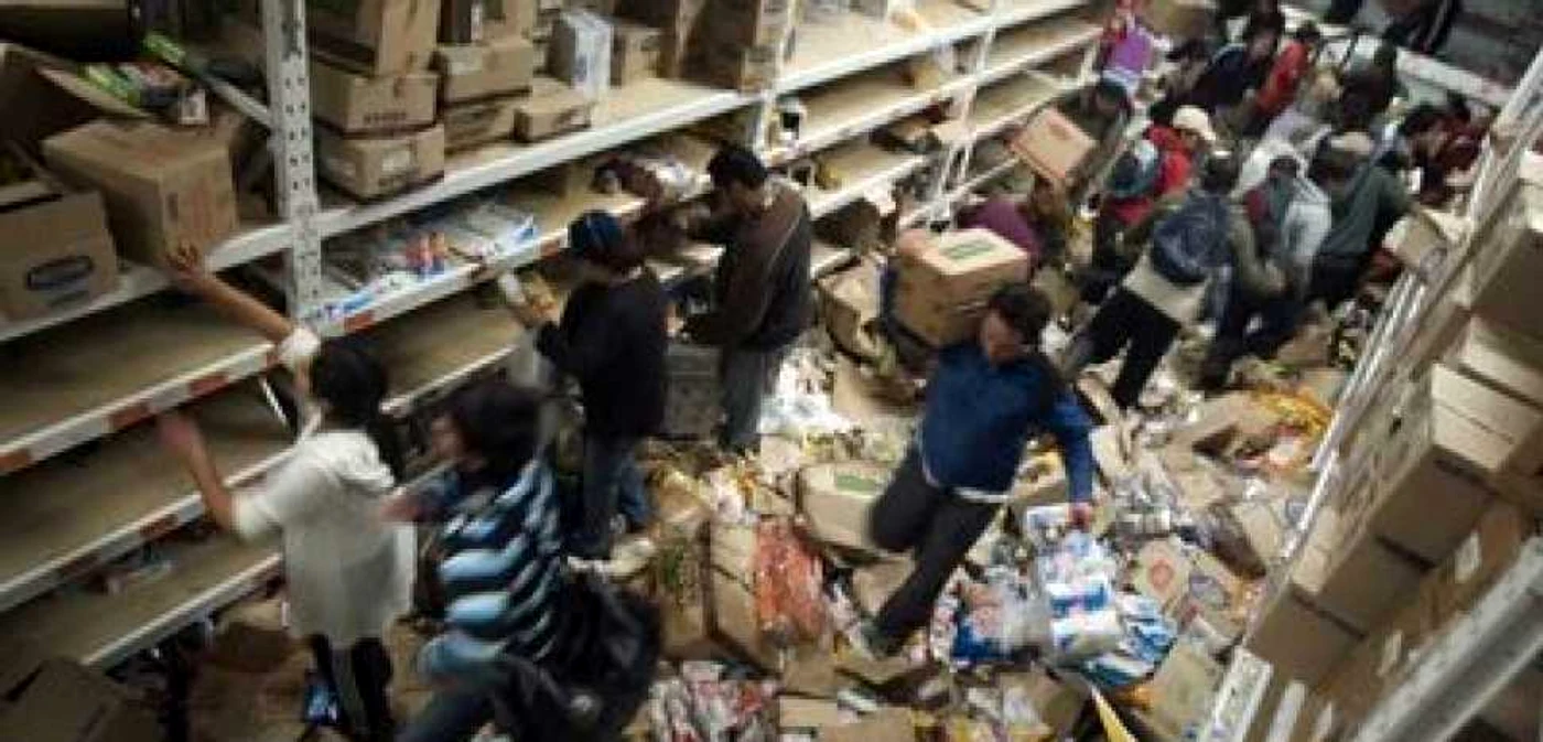 Oamenii caută provizii după cutremurul din Chile