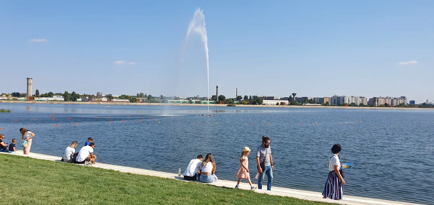 Arteziana din fața insulei de pe Lacul Morii
