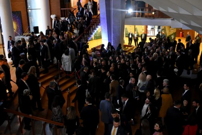 Preşedintele Klaus Iohannis şi-a lansat miercuri, 17 aprilie, cea de-a treia carte, „ EU.RO - Un dialog deschis despre Europa”. Zeci de persoane au stat la coadă pentru un autograf