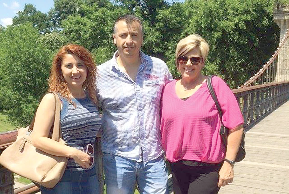 Sandy (dreapta), împreună cu soţii Diana şi Robert Medregoniu