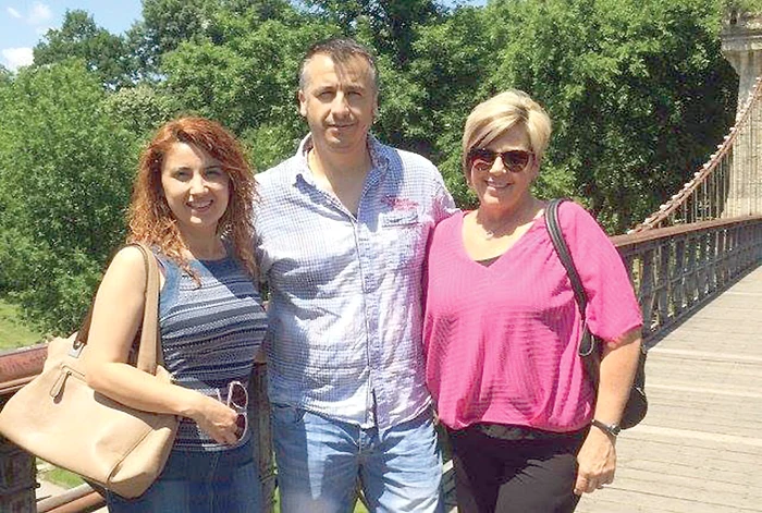 Sandy (dreapta), împreună cu soţii Diana şi Robert Medregoniu