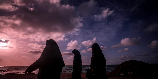 Femei palestinene din Fâşia Gaza se plimbă pe plajă FOTO EPA-EFE