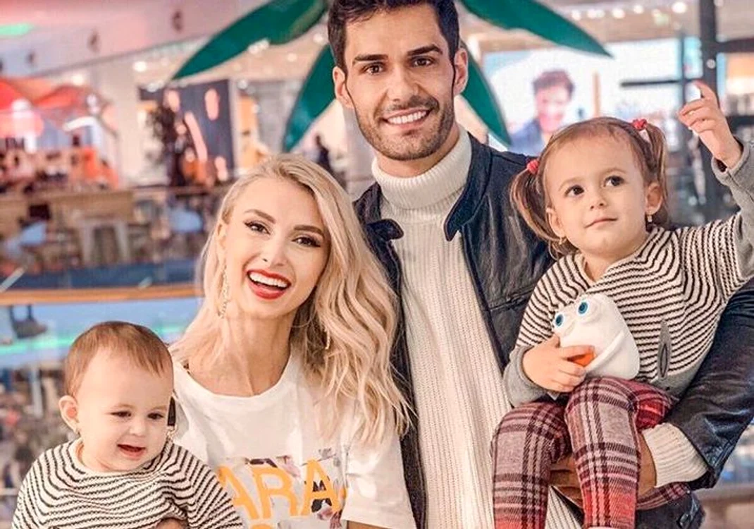 
    Andreea Bălan, George Burcea și fetițele lor  