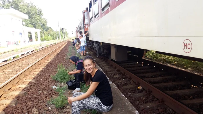 Trenul Timişoara - Bucureşti a fost oprit pentru trei ore, după doar 30 de km de la plecarea din Timişoara. Motivul: o firmă care lucrează pentru CFR a întârziat lucrările FOTO Daniel Dancea