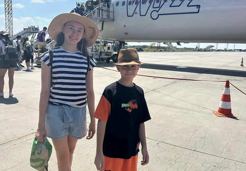 A întâmpinat însă niște probleme cu zborul pentru Grecia, deoarece după ce s-au îmbarcat cu toții au trebuit să aștepte maxim o oră în avion până când acesta a decolat