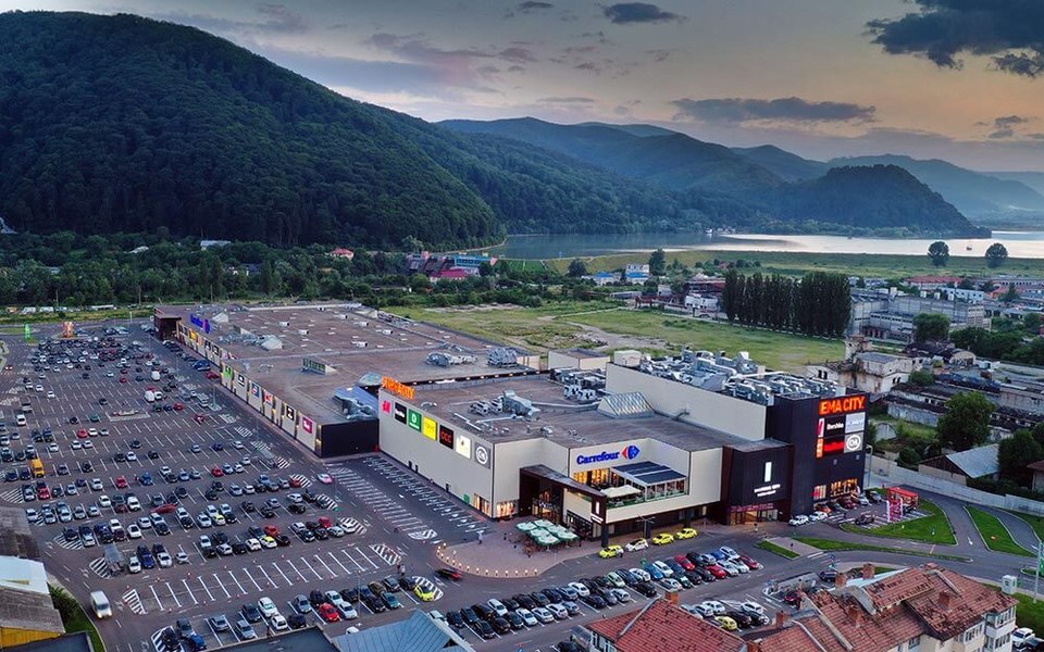 Gelozie cu urmări penale într-un mall. Un bărbat a reacţionat violent când şi-a văzut fosta soţie cu alt bărbat 