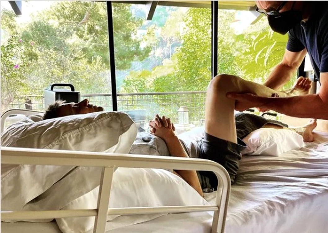 Actorul american Jeremy Renner a postat o fotografie de la o ședință de recuperare Foto: Instagram