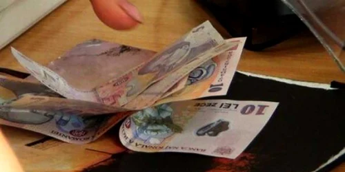 Femeia a  fost păgubită cu suma de 4.400 de lei