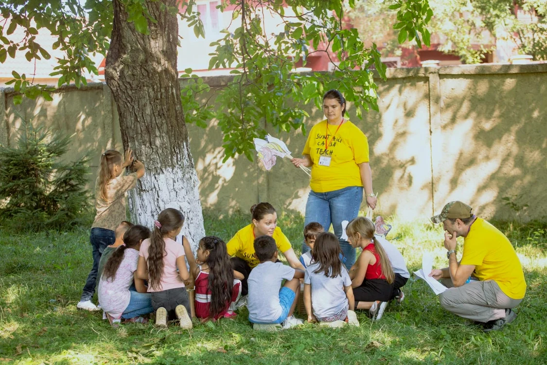 Ana-Maria ține și lecții în natură alături de elevii săi FOTO arhiva personală