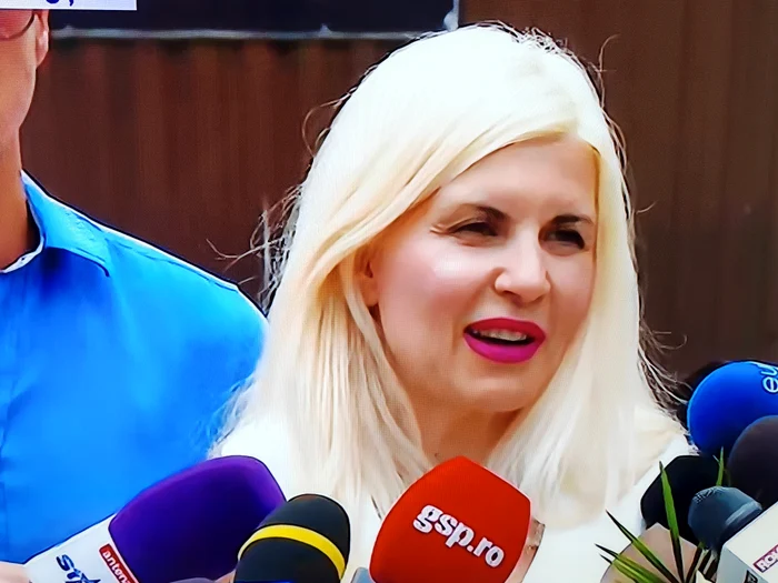 Primele declaraţii ale Elenei Udrea la eliberarea din penitenciar: „Îi mulţumesc fetiţei mele că a venit aici de 150 de ori”