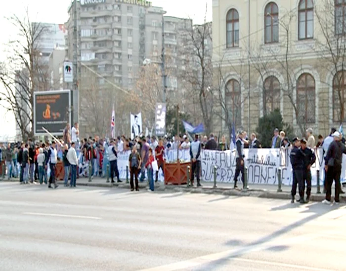 Piaţa Victoriei a devenit ieri un câmp de luptă al ultraşilor şi al forţelor de ordine
